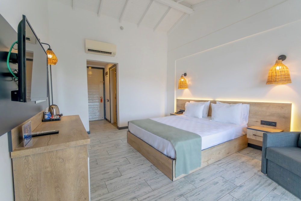 Standard Double Room, 1 Bedroom, Sea View - Photo 3