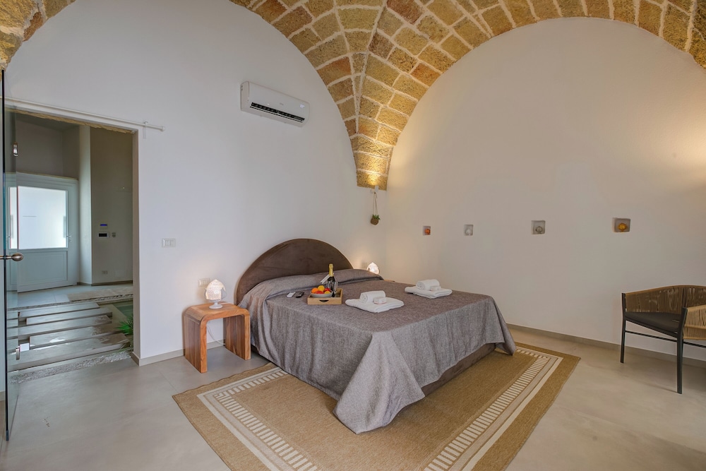 Honeymoon Apartment, Multiple Bedrooms (Private Oasi With Spa and Pool) photo 1