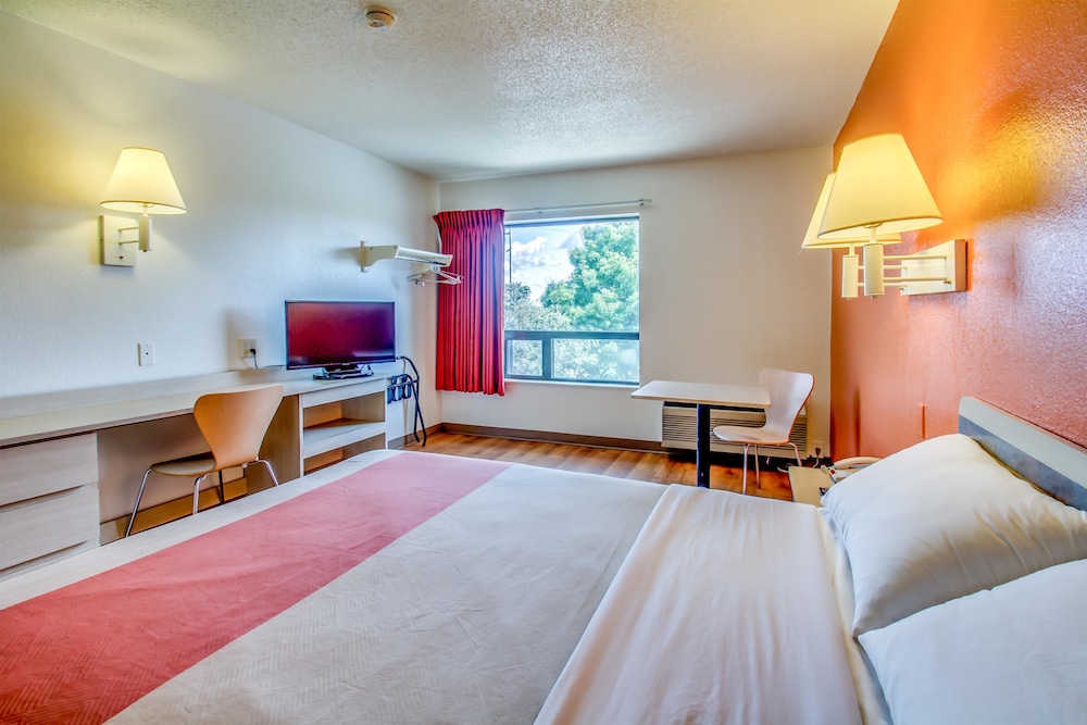 Deluxe Room, 1 Queen Bed, Accessible, Non Smoking photo 3