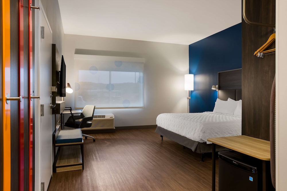 Room, 1 King Bed, Accessible (Roll-In Shower) - Photo 3