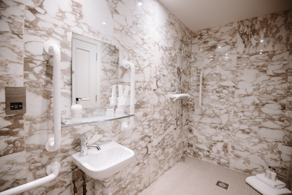 Lower Mews (located in Hotel Courtyard) - Photo 3