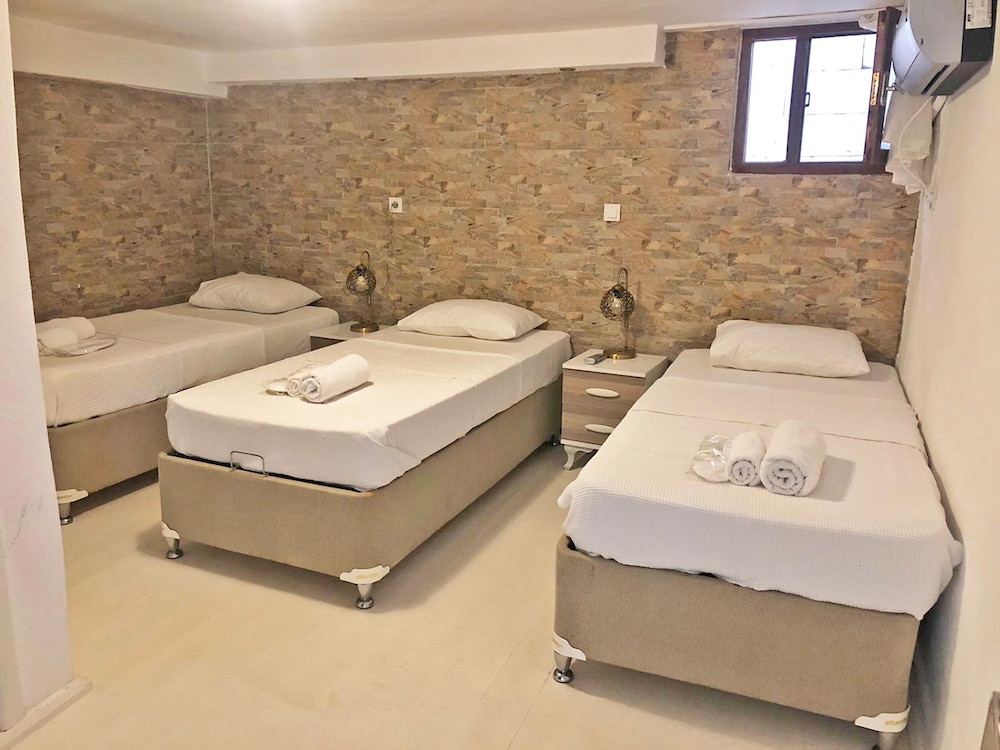 Economy Triple Room photo 1