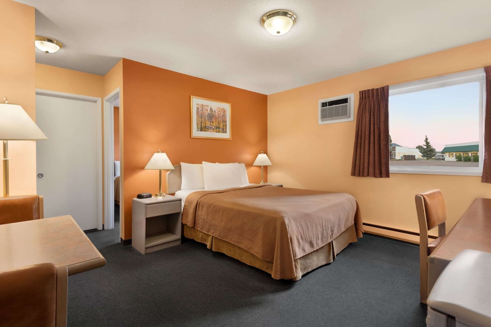 Suite - Photo 1