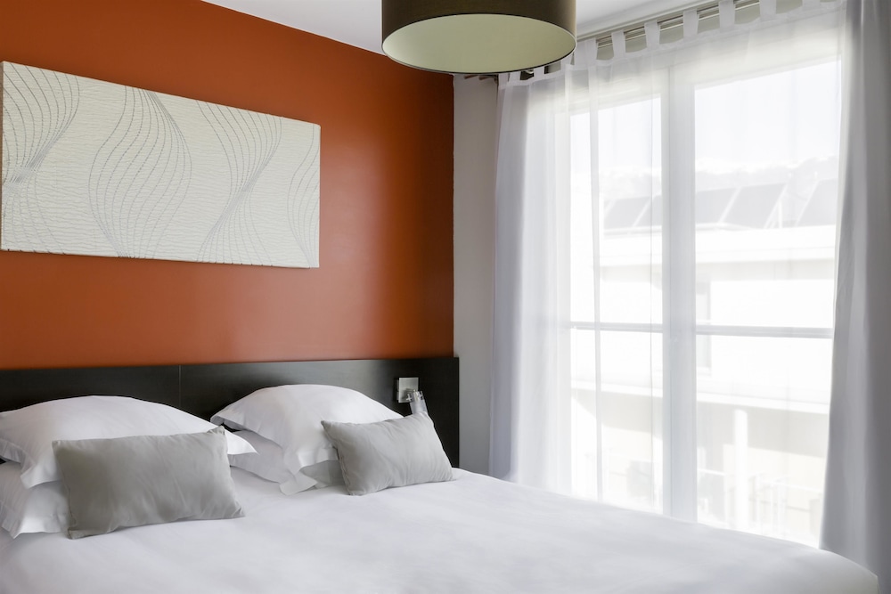 Executive Room, 1 Queen Bed with Sofa bed, Kitchenette (with Sofabed) photo 2
