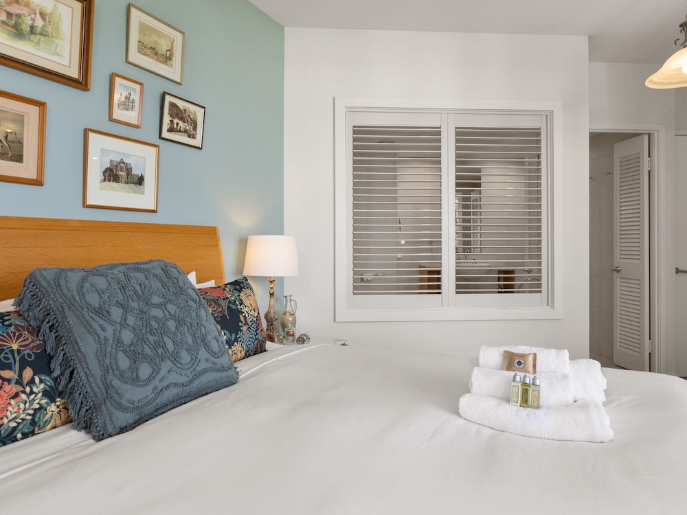 One Bedroom Spa Suite with Ocean View