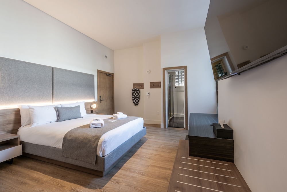 Superior Double Room thumbnail 6