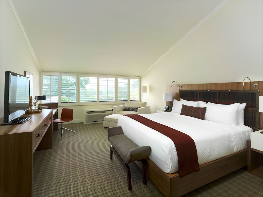 Deluxe King Bed photo 3
