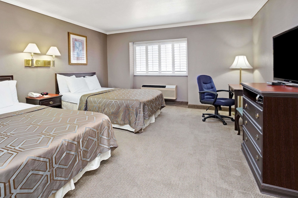 Standard Room, 2 Queen Beds - Photo 1