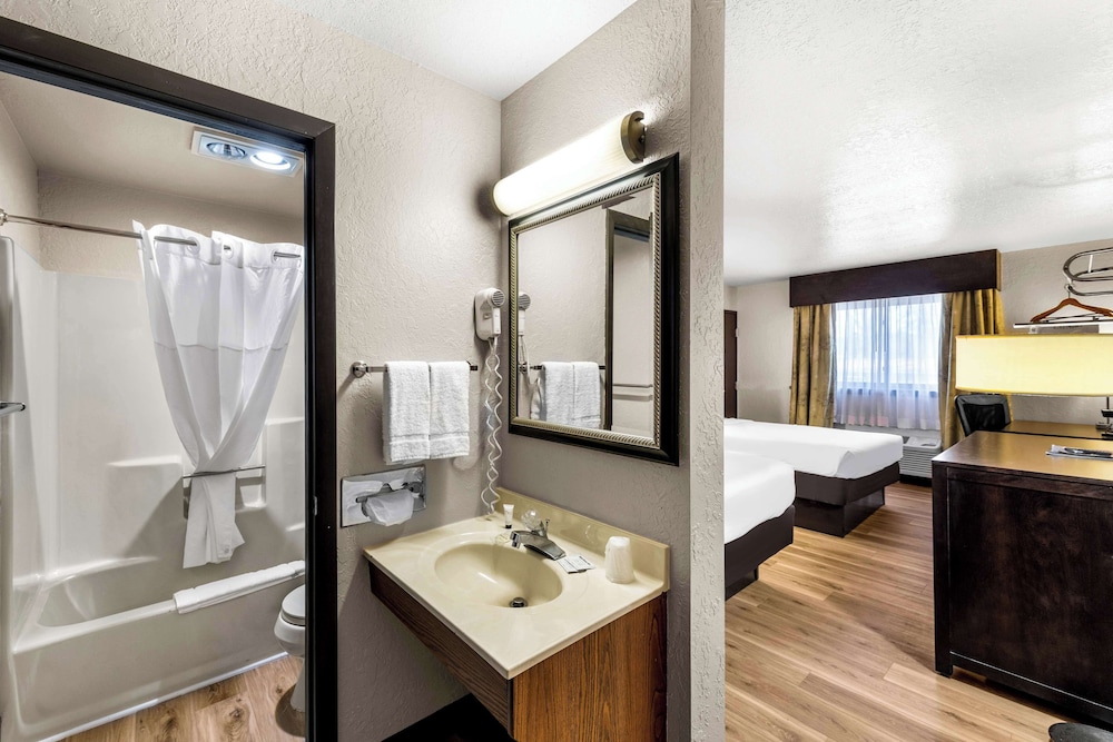 Deluxe Room, 1 King Bed, Non Smoking (1st Floor) - Photo 6