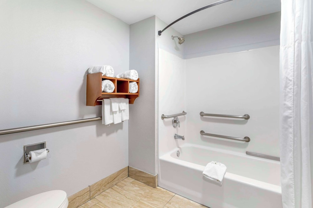 Room, 2 Double Beds, Accessible, Non Smoking (Roll-In Shower) - Photo 3
