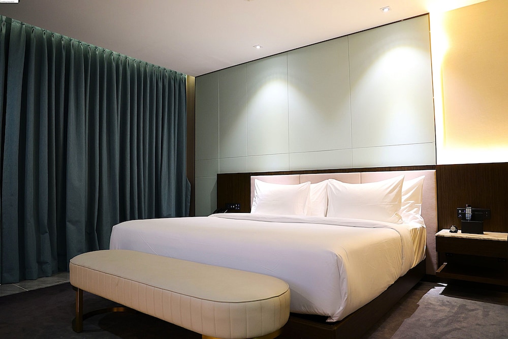 Executive Suite Mountain and River View - Photo 15