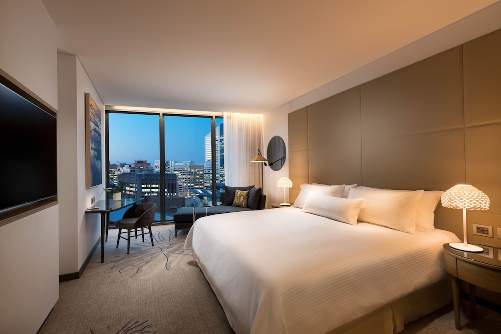 Club Room, 1 King Bed, City View