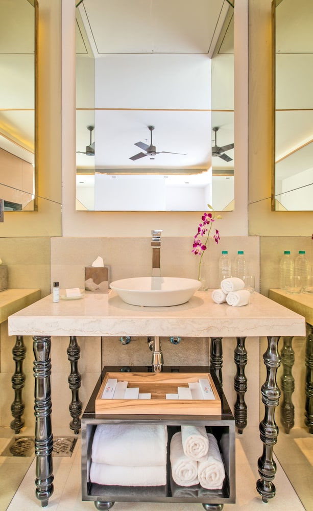 Premium Balcony King Bed, INR 2000 Meal Credit per stay photo 2
