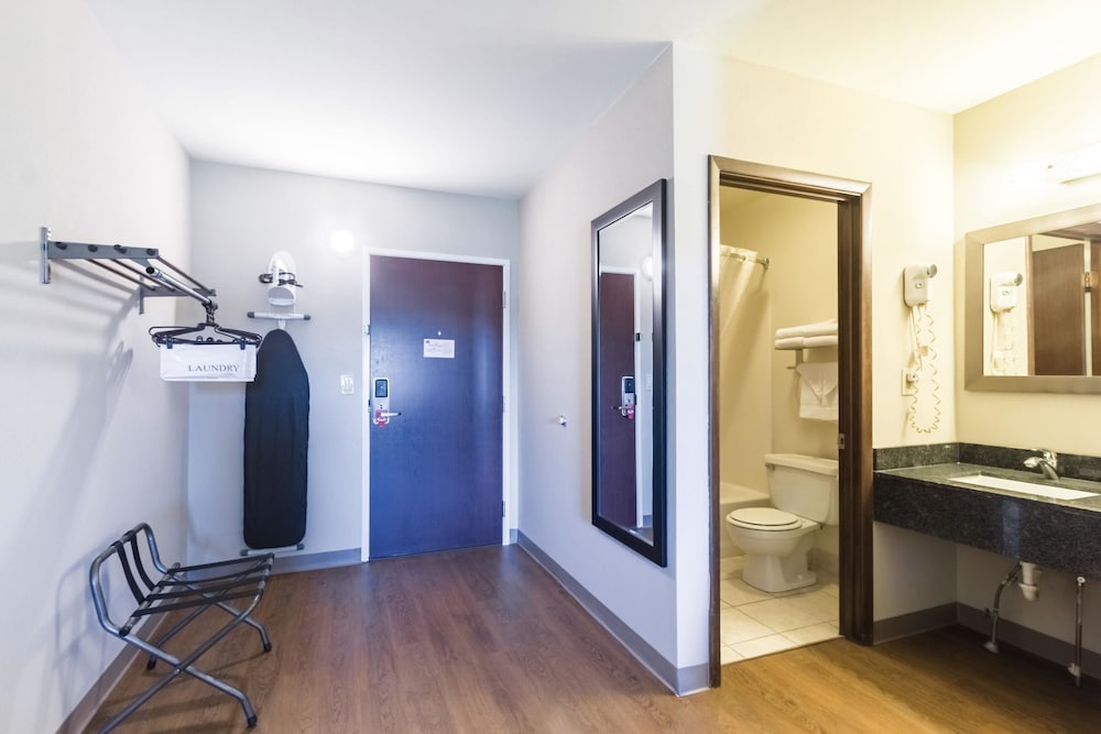 Standard Room, 2 Queen Beds, Non Smoking - Photo 11