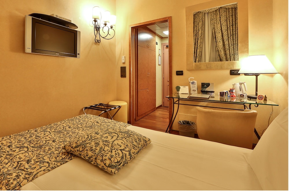 Classic Room, Multiple Beds - Photo 12