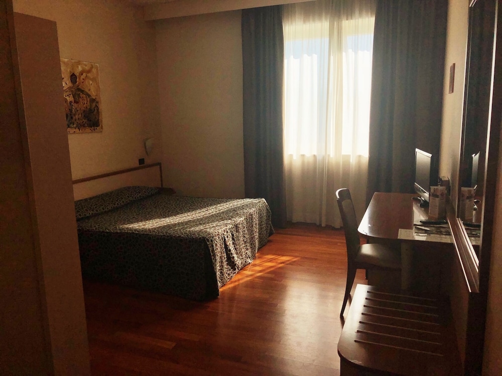 Standard Double Room - Photo 3