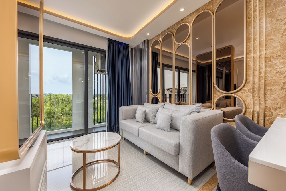 Suite, 1 King Bed, Balcony, Lagoon View