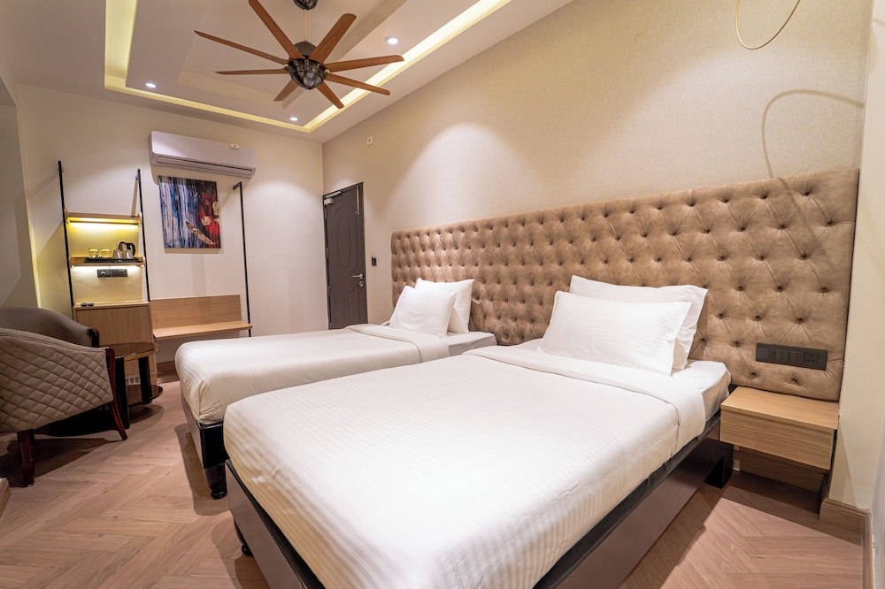Premium Twin Room - Photo 1