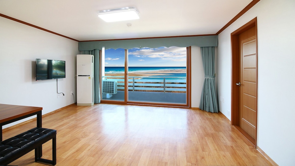 Ocean View Suite - Photo 3