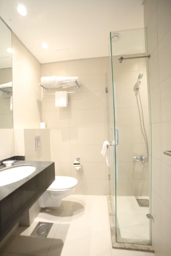 Deluxe Room, 1 Queen Bed, Kitchenette, Partial Sea View, photo 6