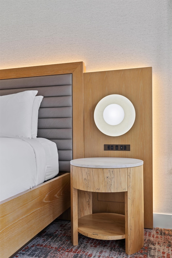 Room, 1 King Bed, Accessible, Bathtub (Mobility, Hearing) - Photo 2