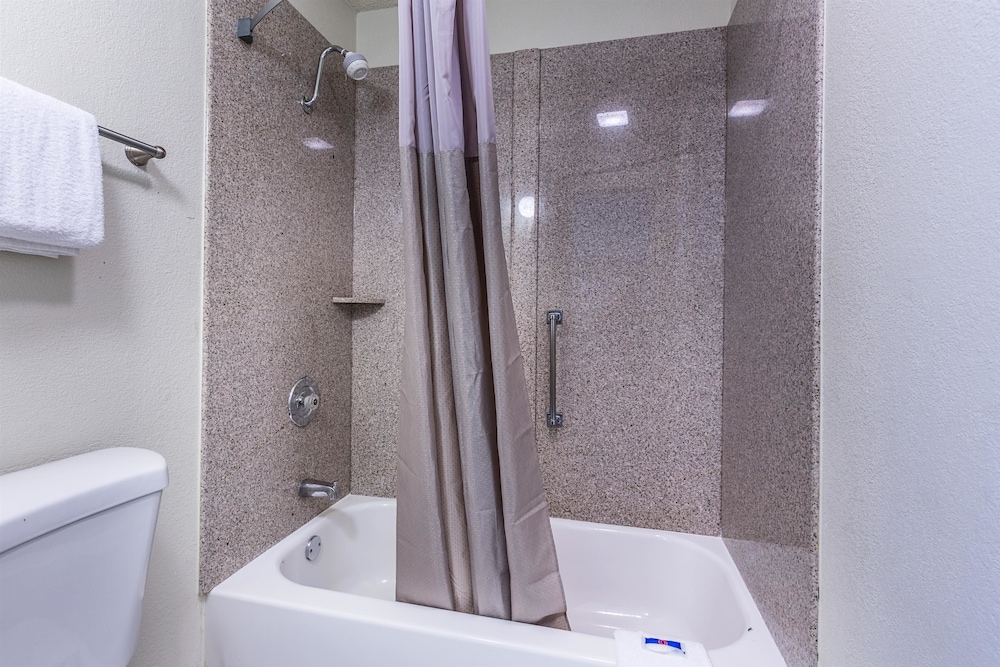 Deluxe Room, 1 Double Bed, Non Smoking, Refrigerator & Microwave - Photo 10