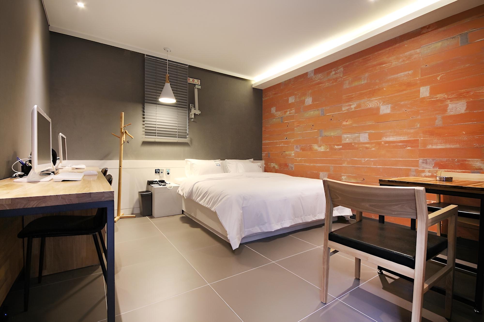 Room (VIP room (2 person bathtub/Netflix av)