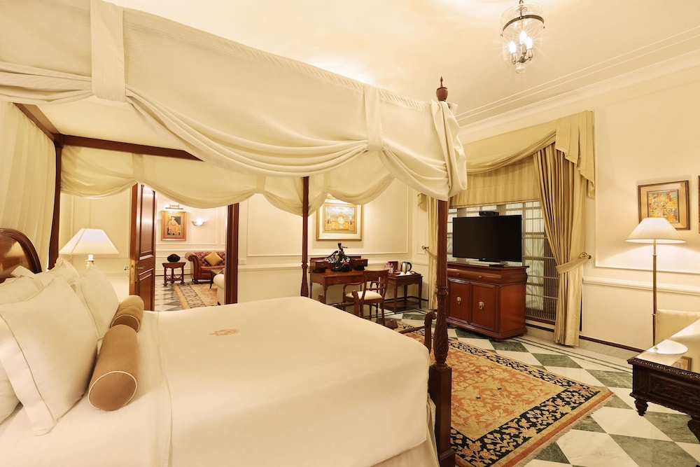Luxury Suite - Photo 10