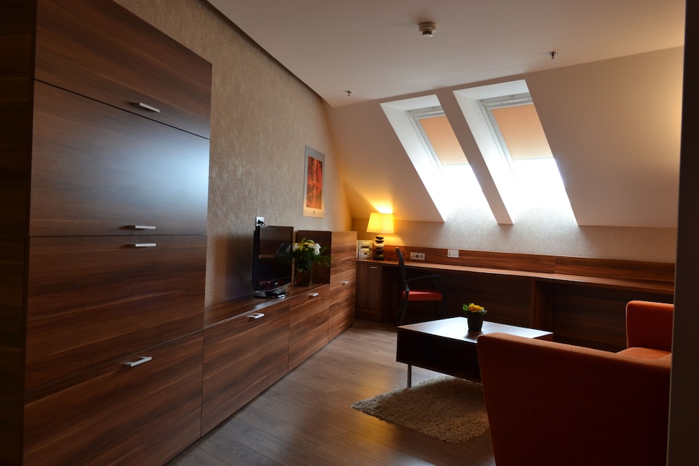 Premium Room, 1 King Bed (Stocked Minibar) - Photo 4