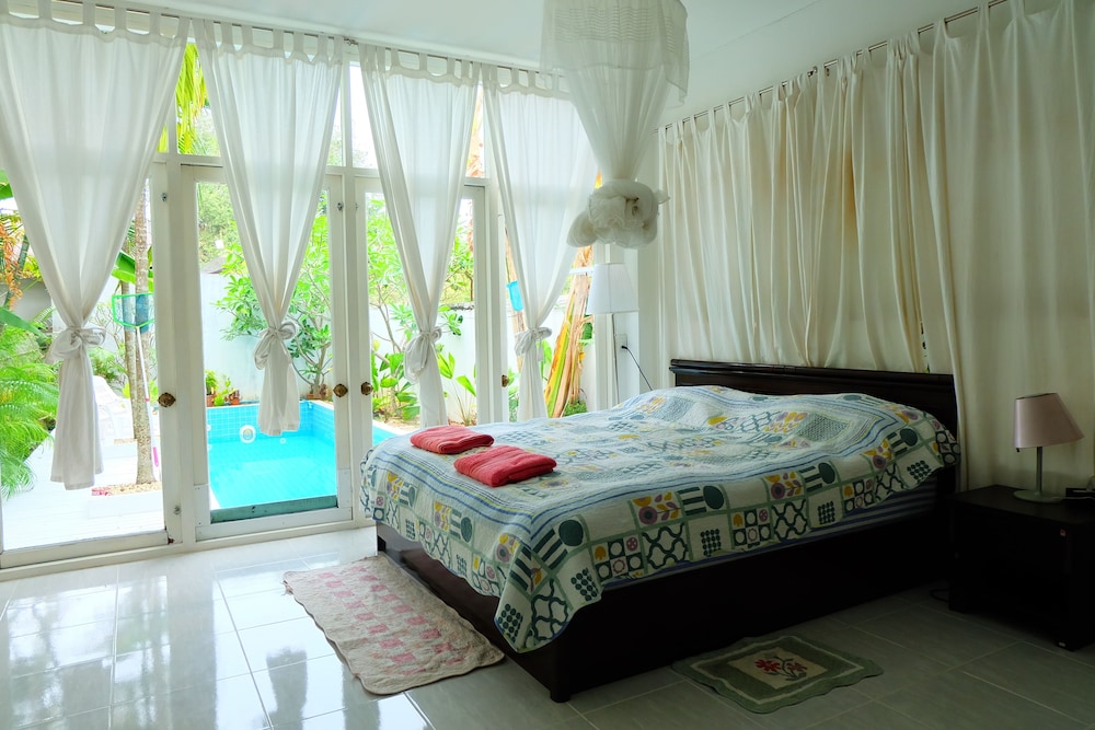 Deluxe Pool Access with Private Bathroom photo 1