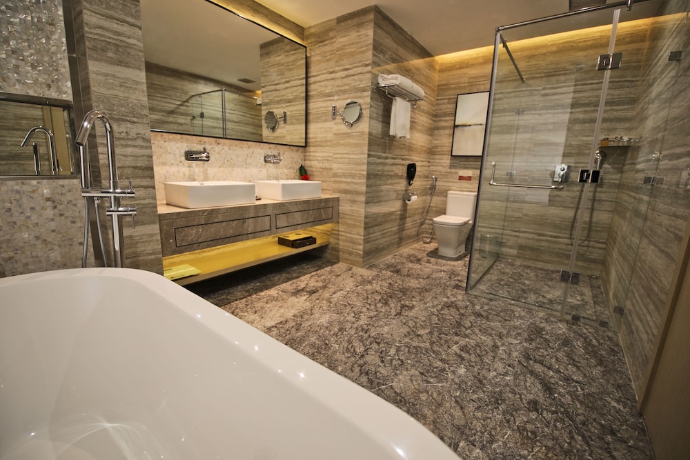 Executive Twin Room thumbnail 6