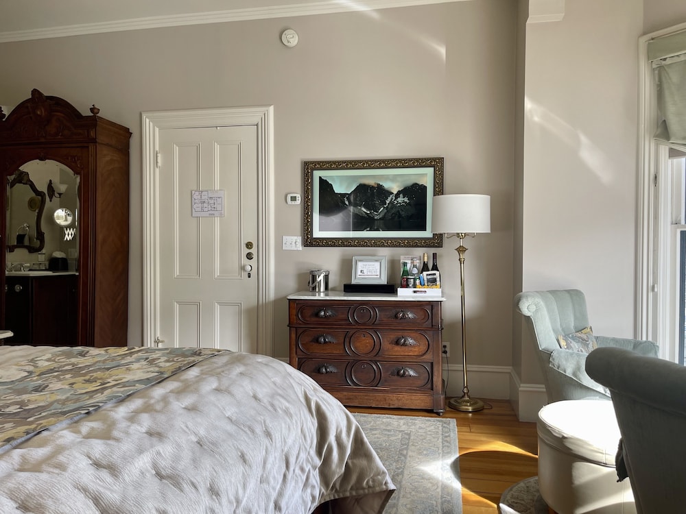 Chaucer, 1 Queen Bed photo 2