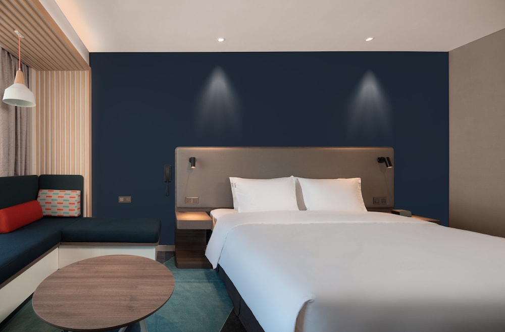 Room, 1 King Bed, Accessible (Roll-In Shower) - Photo 3