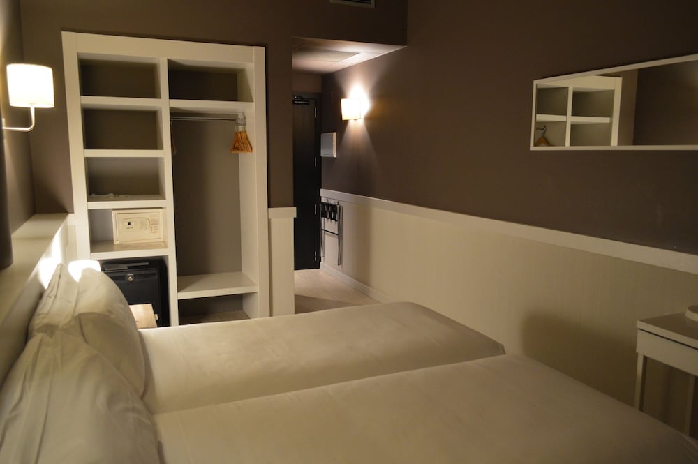 Standard Twin Room, 2 Twin Beds photo 3
