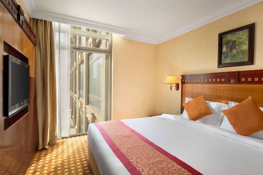 Deluxe Room, 1 King Bed, Smoking, Pool View - Photo 1