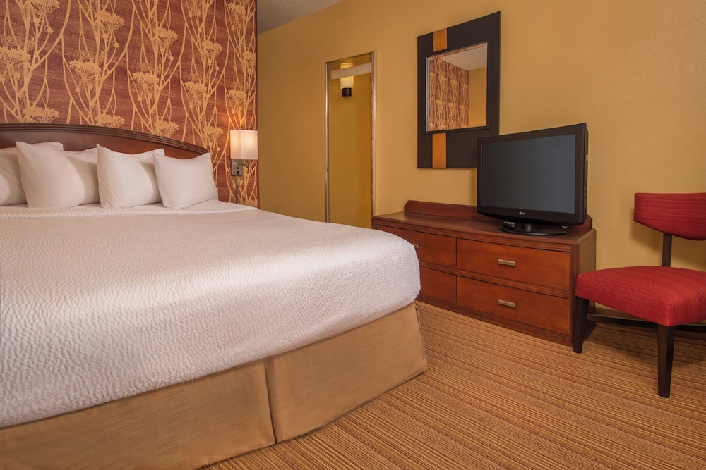 Suite, 1 Bedroom, Courtyard View