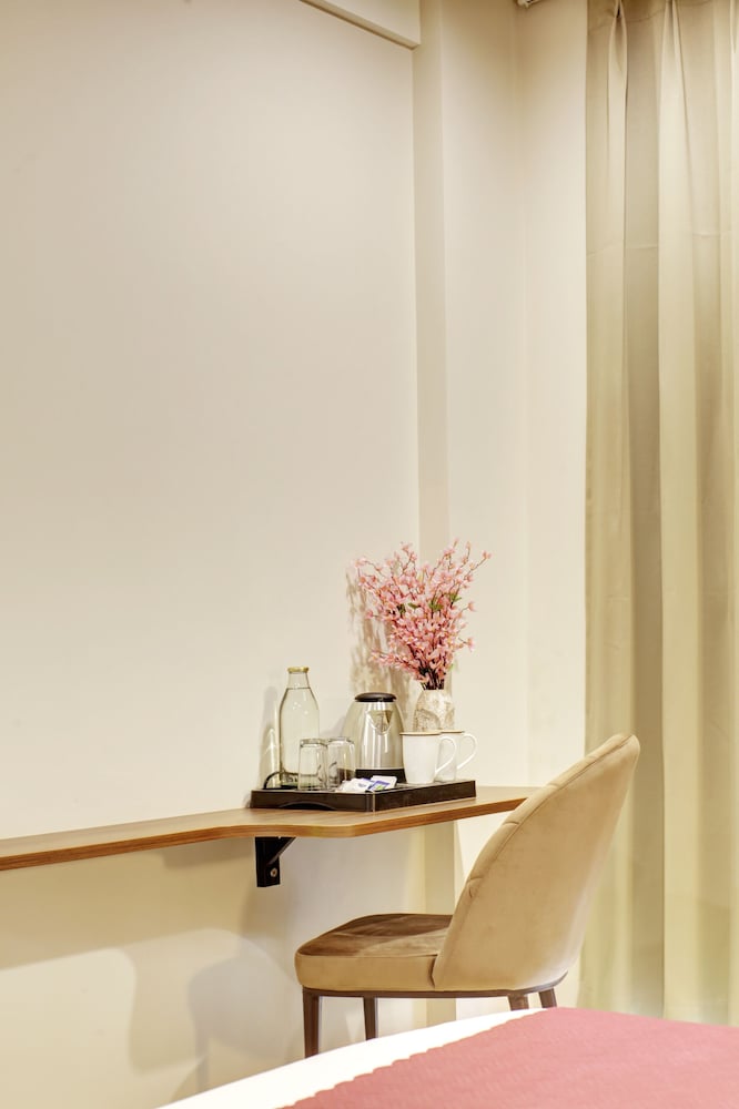 Superior Room with Balcony - Photo 5