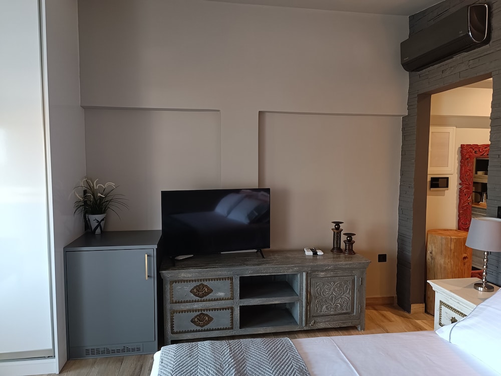 Deluxe Studio Suite, 1 Queen Bed, Partial Sea View, Poolside photo 2