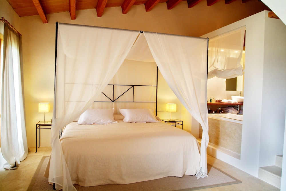 Junior Suite, 1 King Bed, Terrace, Garden Area photo 3