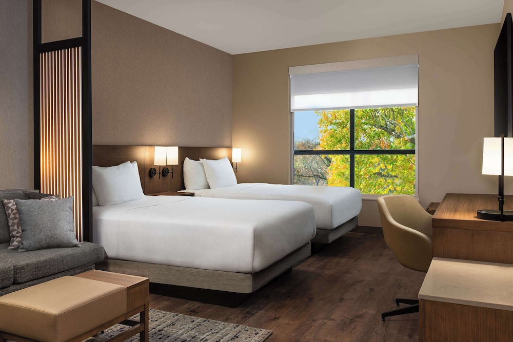 Room (2 Queen Beds & 1 Sofa Bed) - Photo 1