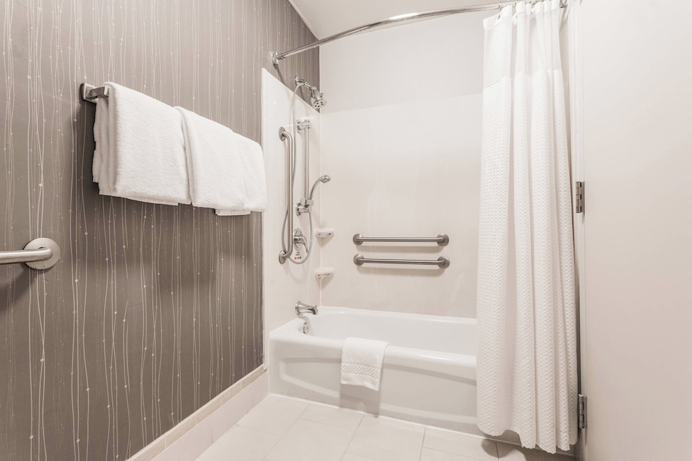 Room, 1 King Bed, Balcony (Hearing Accessible) - Photo 4