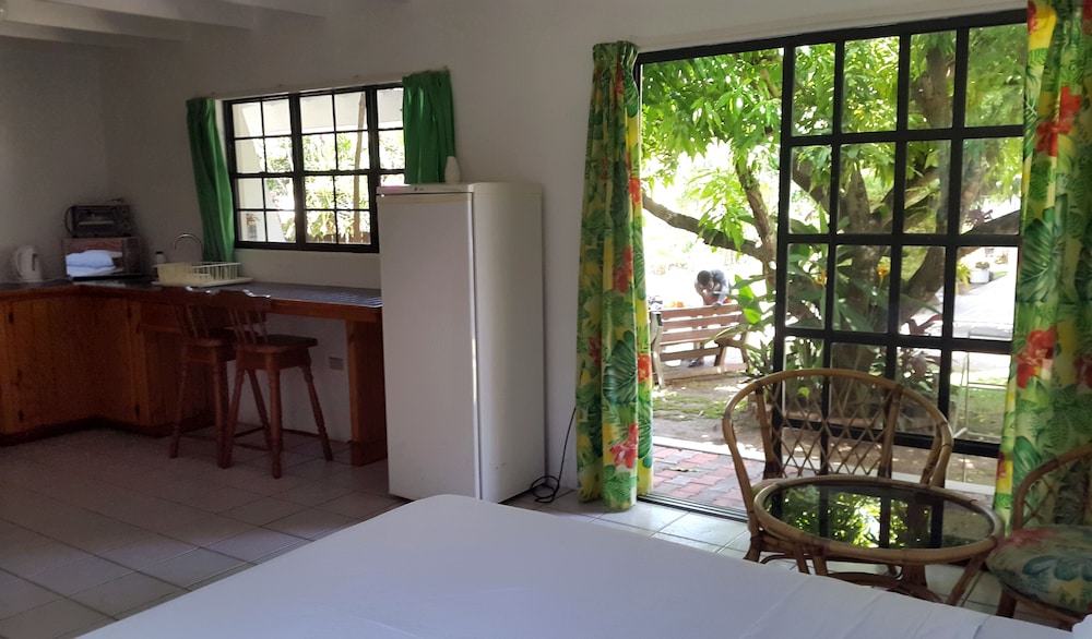 Signature Studio, 1 Queen Bed, Kitchenette photo 3