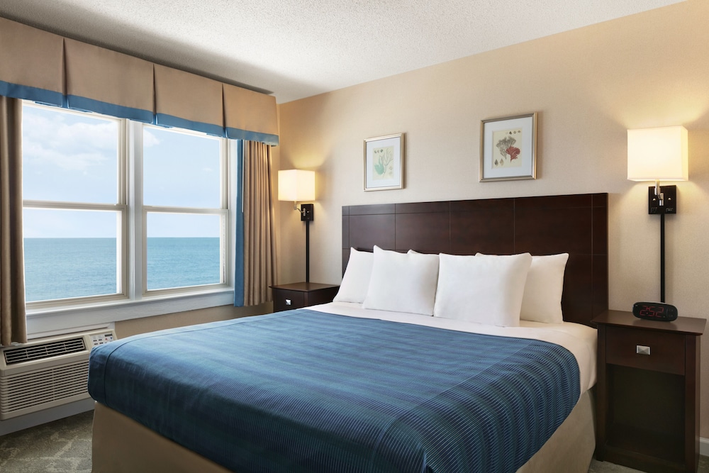 Room, 1 King Bed, Oceanfront (No Balcony) photo 3