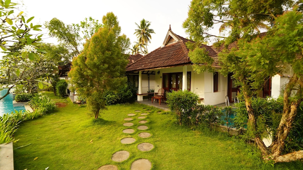 Poolside Luxury Villa with Plunge Pool photo