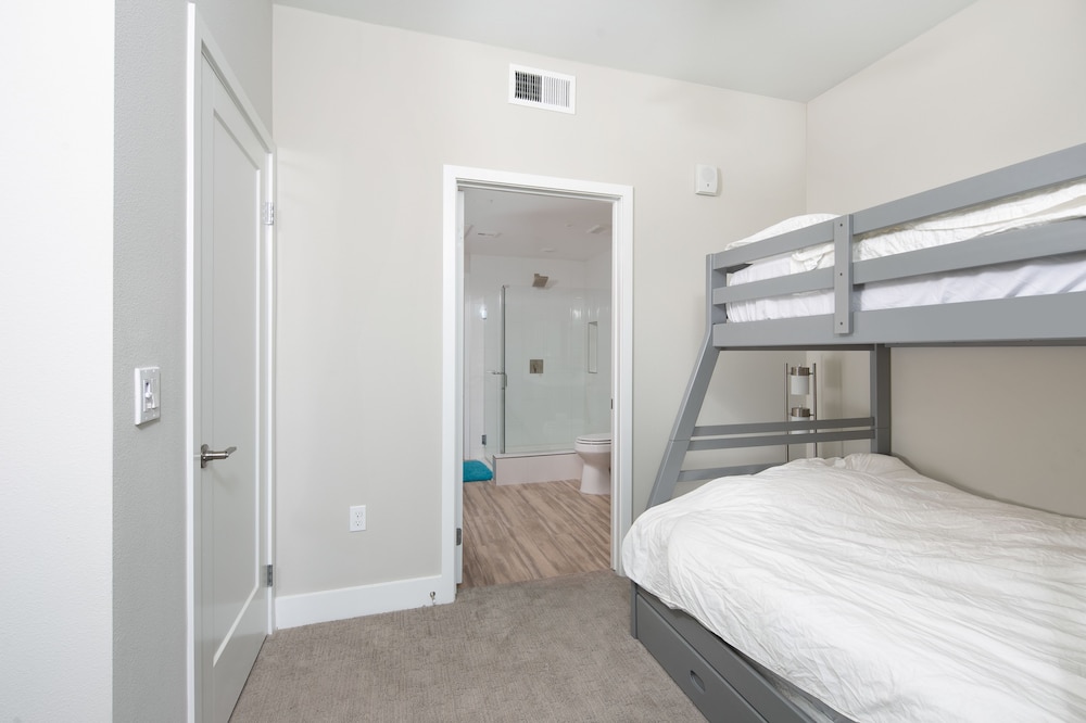 Luxury Apartment, 2 Queen Beds, Non Smoking photo 3