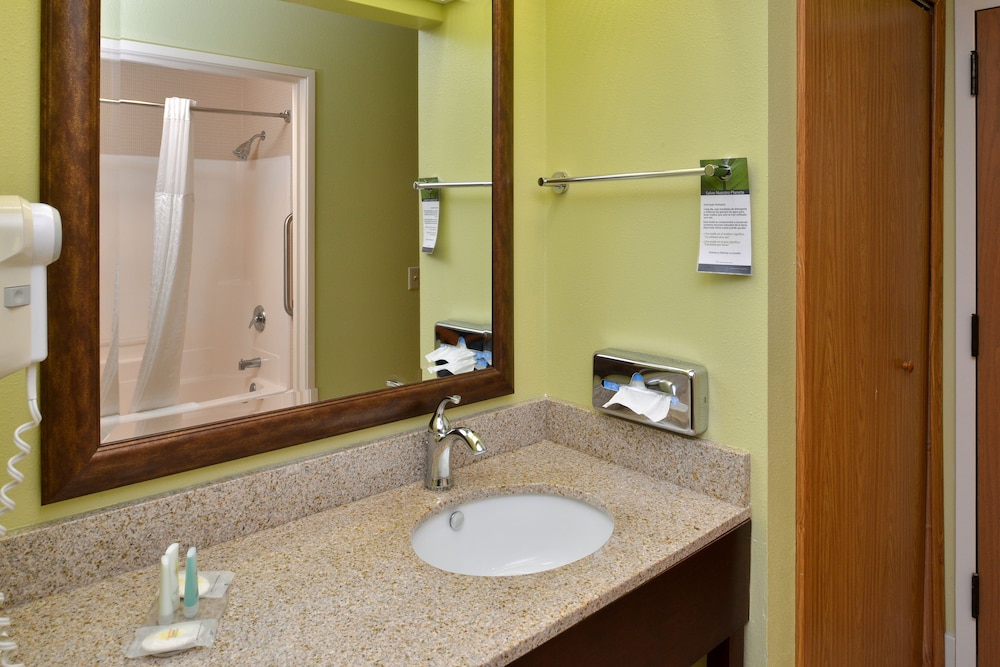 Suite, Non Smoking (2 Queen beds and 2 person Sofa bed) - Photo 6