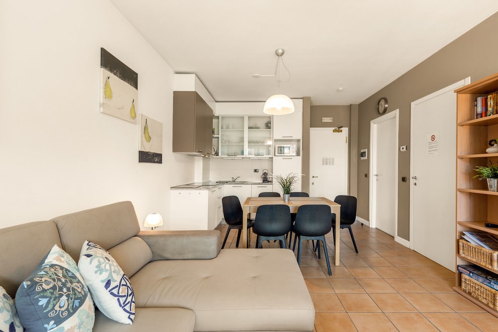 Family Apartment, 2 Bedrooms, Lakeside (Porto Letizia S5)