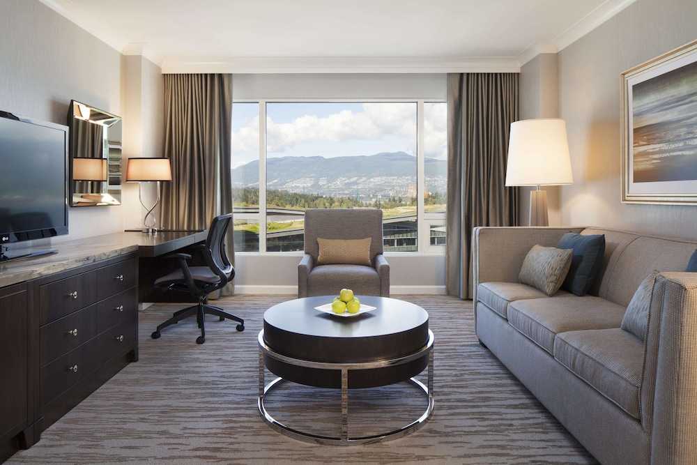 Suite, 1 King Bed with Sofa bed, Harbor View