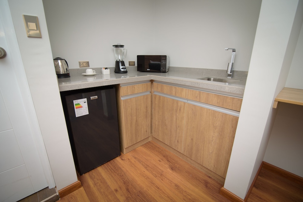 Deluxe Studio Suite, 1 Queen Bed, Ensuite photo 2