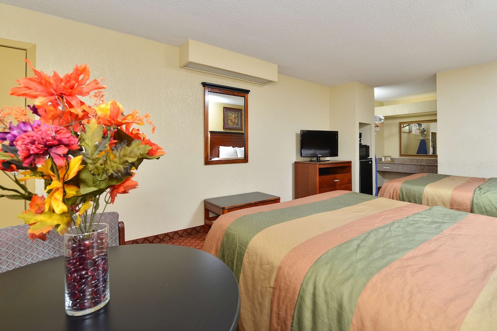 Room, 2 Queen Beds - Photo 2
